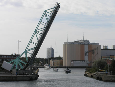 Klaffbron öppnas