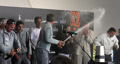 Alinghi sprutar Champagne vid America's Cup-deltvlingens prisutdelning