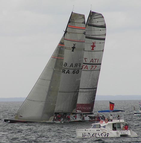 America's Cup-båtarna i en tät startduell
