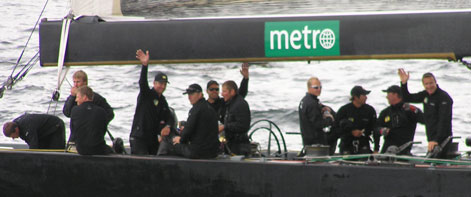 Besättningen på den svenska America's Cup-båten efter söndagens första seger