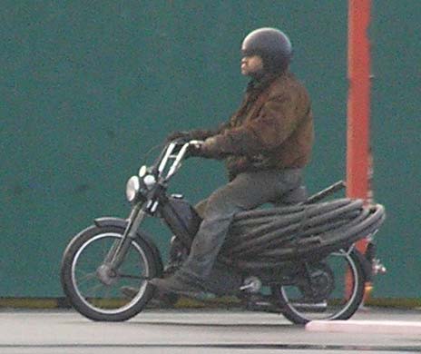 Moped lastad med kabel