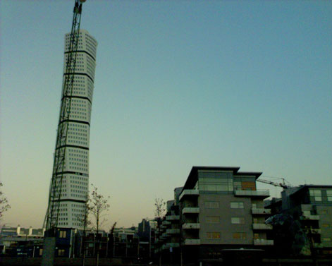 Turning Torso bakom en kran