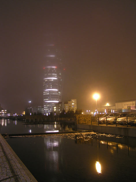 Turning Torso en dimmig natt