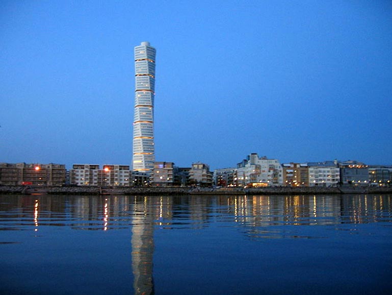 Turning Torso och Bo01-omrdet frn havet
