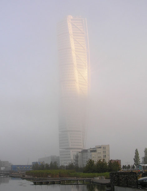 Turning Torso i bde sol och dimma