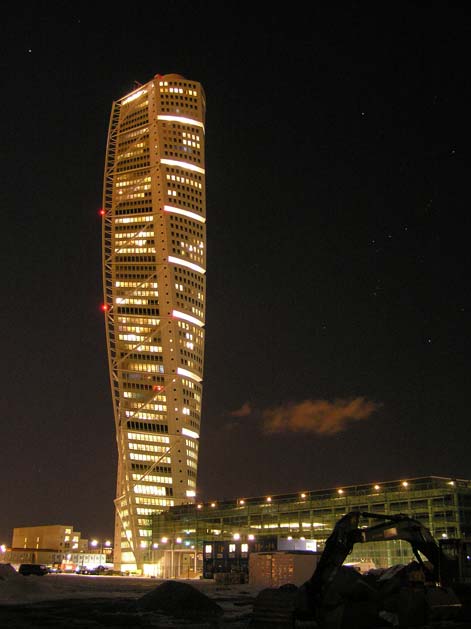 Turning Torso med ett litet moln