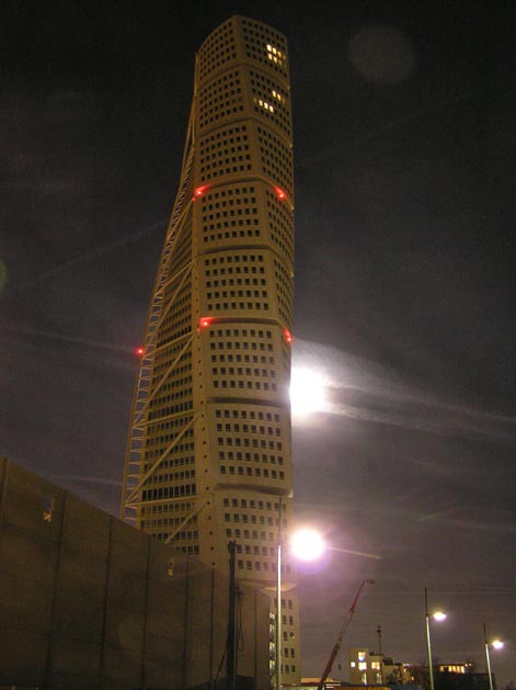 Turning Torso framför månen