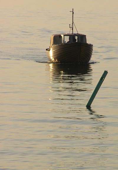 Båt på väg in i hamnen vid Bo01