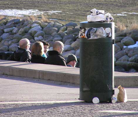 Sol och sopor i Bo01s småbåtshamn
