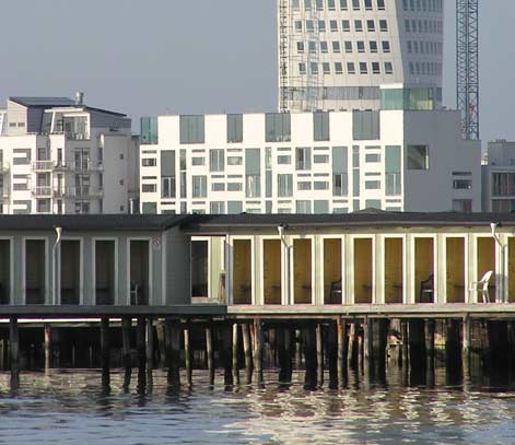 Kallbadhus framför Turning Torso