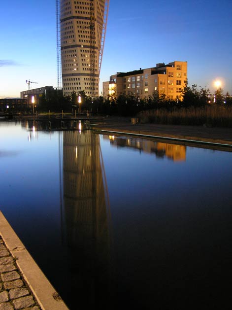 Turning Torso speglar sig i Lilla Kockumskanalen