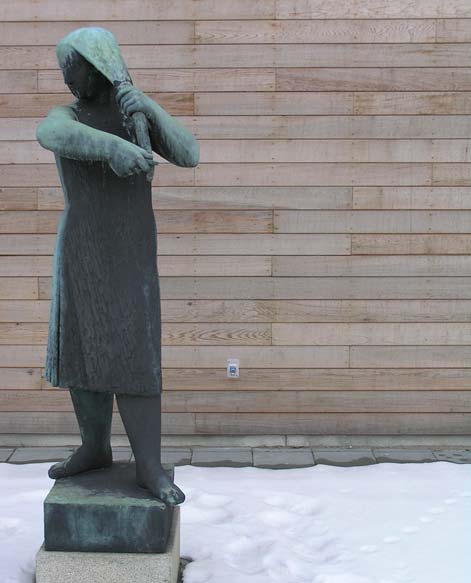 Staty utanför Egmont-huset